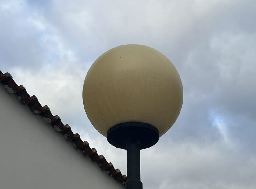 A round light on a metal pole